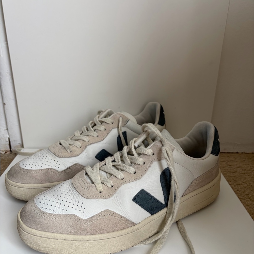 Men’s Suede Veja V90 sz 9